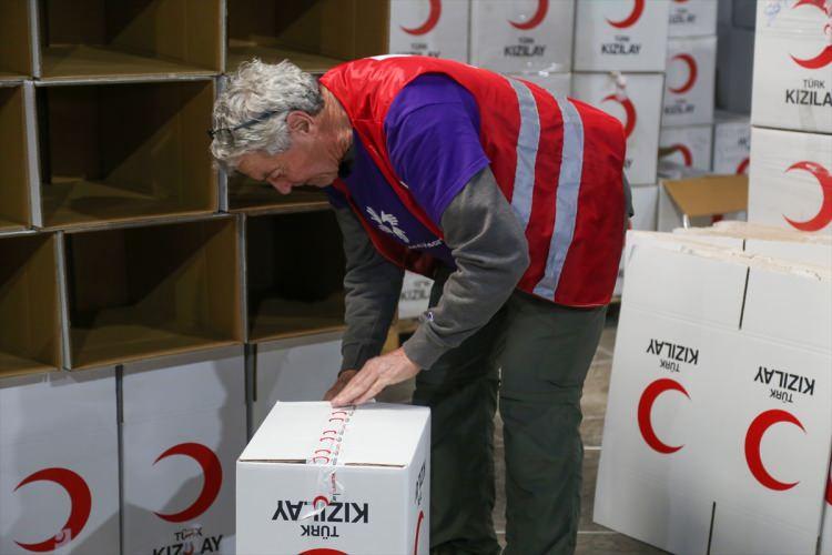 <p>Türk Kızılay Kahramanmaraş Bölge Lojistik Deposu Lojistik Müdürü Emrah Öztürk de afetin boyutunun çok büyük olduğuna dikkati çekerek, işbirliği yaptıkları sivil toplum kuruluşları ve uluslararası yardım örgütleriyle birlikte hareket ettiklerini söyledi.</p>
<p> </p>
<p>Öztürk, bu kapsamda bölgeye ulaşan ekipleri kendi personeline entegre ettiklerini sözlerine ekledi.</p>