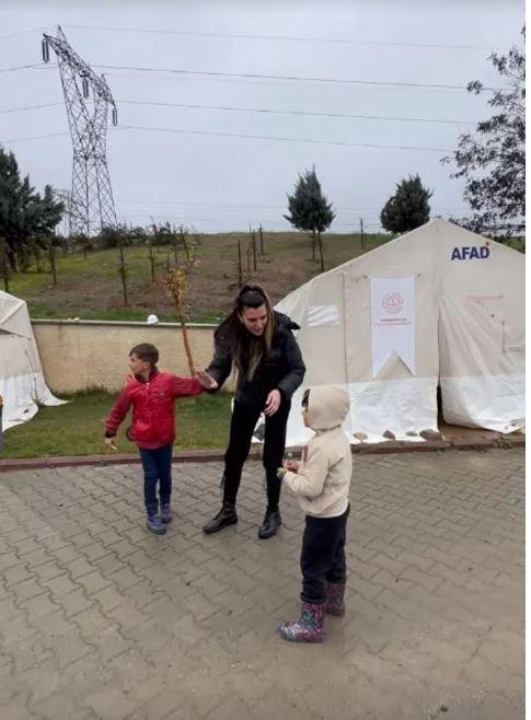 <p><strong>Deprem bölgesindeki illeri gezerek çadır ve konteyner kentlerdeki eksiklikleri görüp gidermeye çalıştığını belirten Merve Aydın, "Ülke olarak bugün aynı acı içindeyiz. Acıyı onlarla paylaşıyoruz, birlikte yaralarımızı sarmaya çalışıyoruz" diye konuştu.</strong></p>
