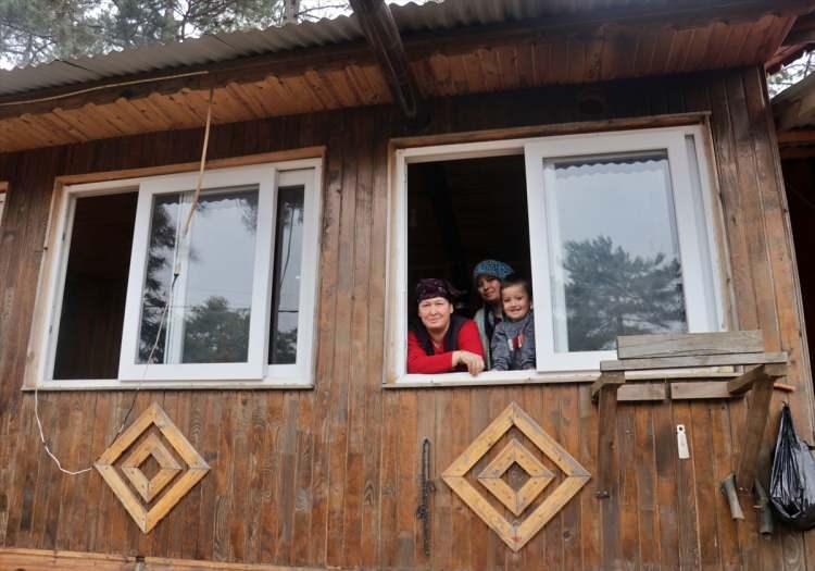 <p>Pazarcık ve Elbistan ilçeleri merkezli 6 Şubat'taki depremler nedeniyle evlerinden çıkan vatandaşlar, merkeze 20 kilometre uzaklıktaki Olukbaşı, Zorkun, Mitisin yaylalarına göç etti. Ahşap yayla evlerinde kalan afetzedeler, günlük işlerini aksatmamak için kent merkezine gidip geliyor.</p>

<p> </p>
