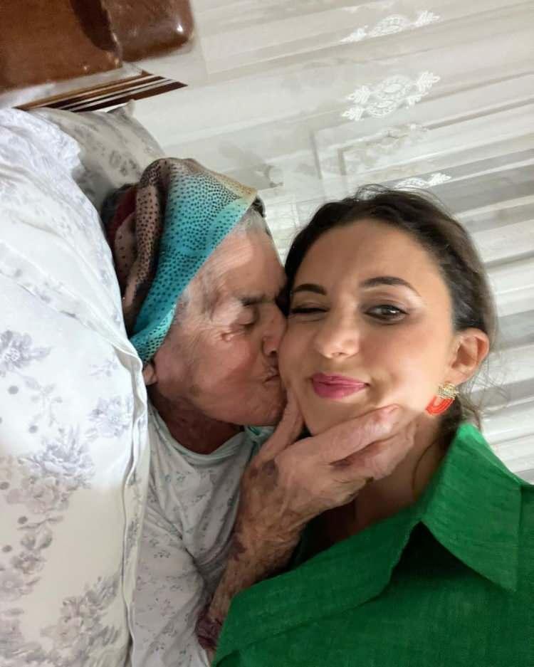 <p><span style="color:#000000"><strong>Enkaz altından kurtulan nenesiyle karelerini paylaşan ünlü şarkıcıdan kahreden bir haber geldi. </strong></span></p>
