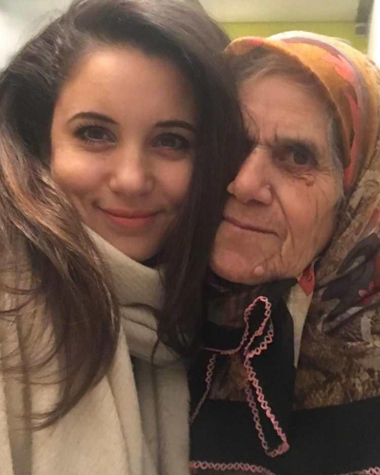 <p><span style="color:#000000"><strong>Ünlü şarkıcının paylaşımının altına hayranlarından binlerce baş sağlığı mesajı geldi.</strong></span></p>