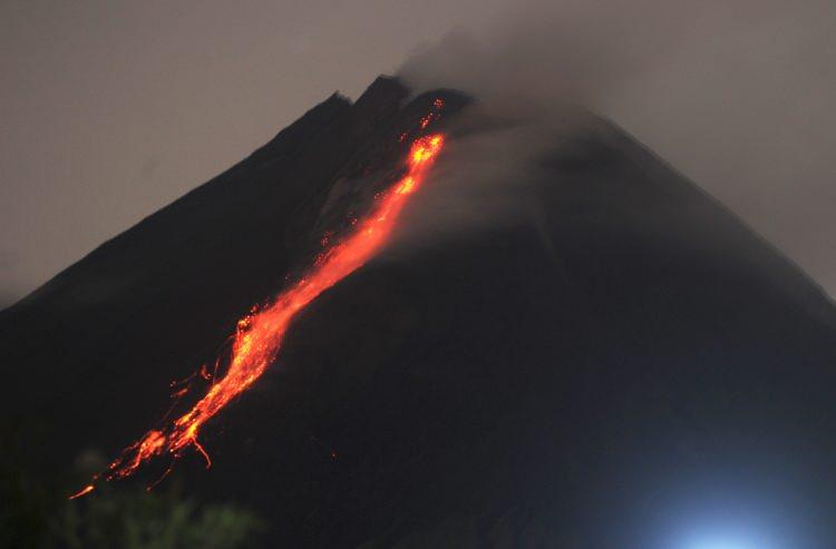 <p>Endonezya'nın Cava Adası'ndaki Merapi Yanardağı'nda, volkanik hareketlilik yaşandığı bildirildi. </p>

