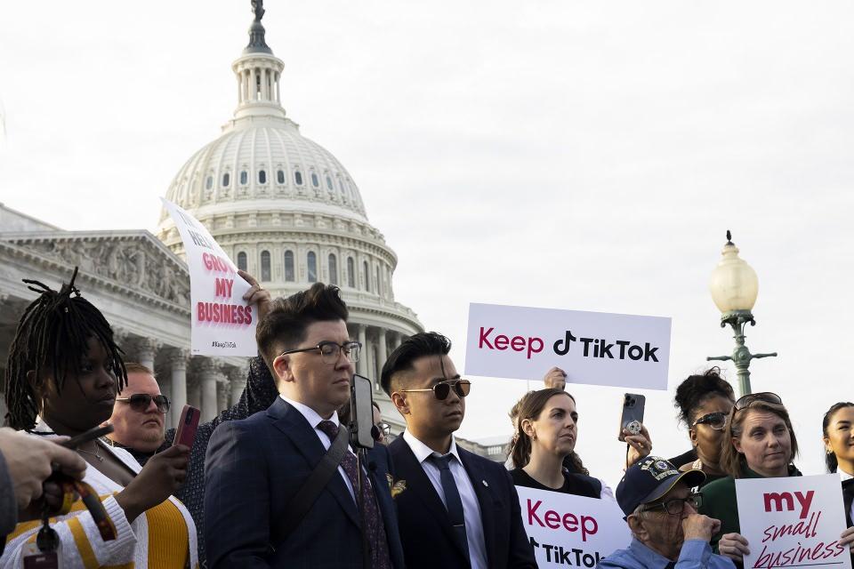 <p>Amerika Birleşik Devletleri'nin Washington kentindeki Amerikan Kongre Binası önünde bir araya gelen TikTok içerik üreticileri, uygulamanın kapatılması ihtimaline karşı protesto düzenledi.</p>

<p> </p>
