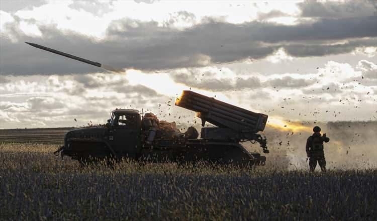 <p>Ukrayna Silahlı Kuvvetleri Tavriisk Yönü Savunma Gücü Basın Merkezi Müdürü Aleksey Dmitraşkovskiy, Rus ordusunun Avdiyivka’yı kuşatmaya çalıştığını belirterek, “Yakın bir zamanda şehir, Bahmut’a dönüşebilir.” dedi.</p>