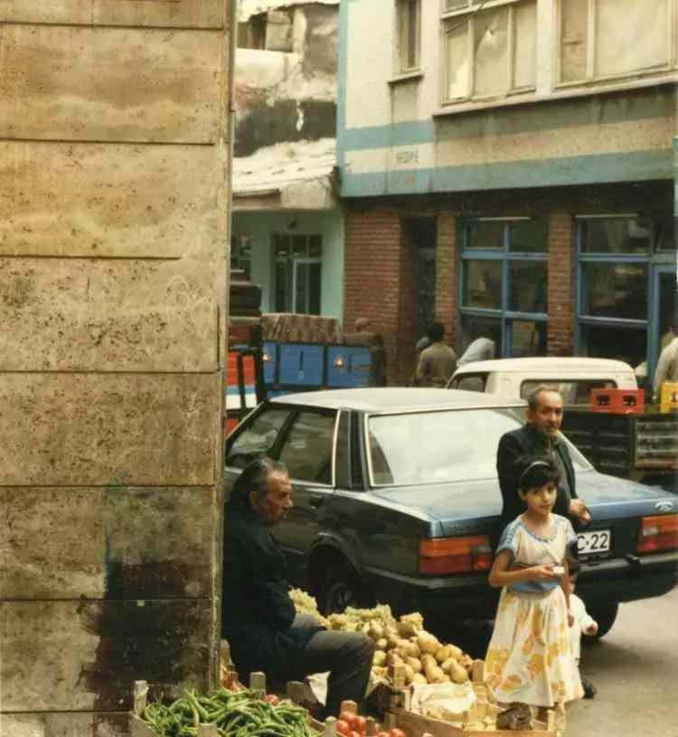 <p>Taze patates satan bir amca. İstanbul 1997</p>