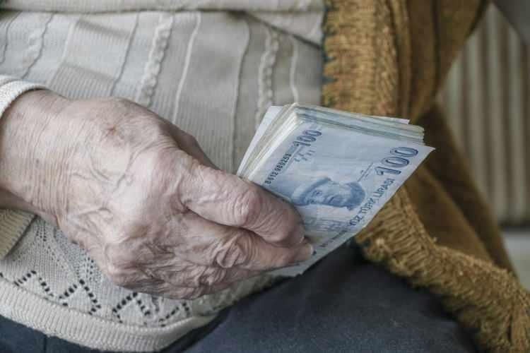 <p>Çalışma ve Sosyal Güvenlik Bakanı Vedat Bilgin ile Türkiye Emekliler Derneği (TÜED) Genel Başkanı Kazım Ergün Ramazan ve Kurban bayramları öncesi verilecek emekli ikramiyesi için bir görüşme gerçekleştirdi.</p>
<p>Emeklilere saygı duyalım, emeklilerle ilgili reform şeklinde düzenleme yapmayı konuşuyoruz.</p>