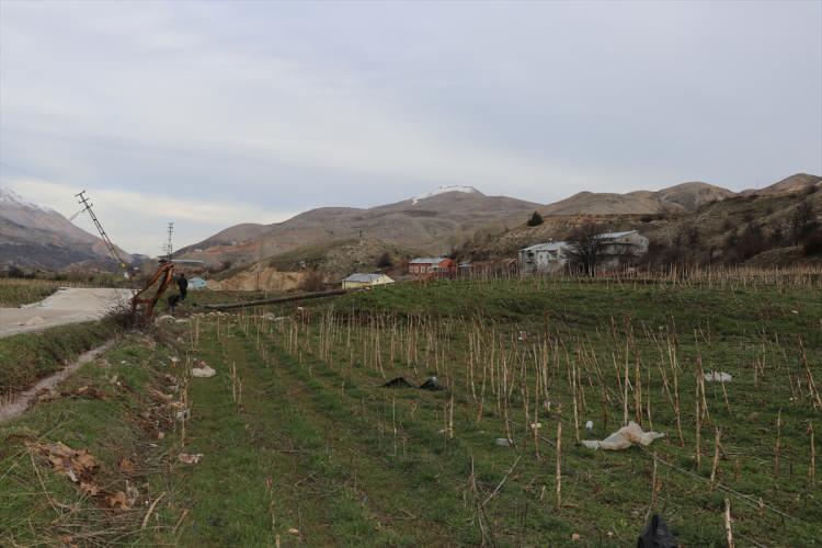 <p>Mahalle muhtarı Kemal Büyükşan, depremlerin mahalledeki ev ve arazilere ağır hasar verdiğini belirtti.</p>