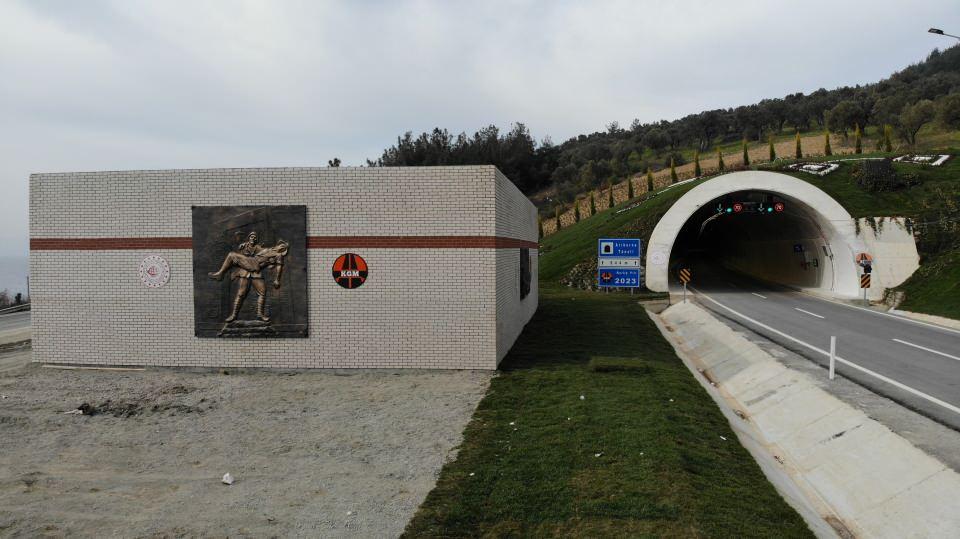 <p>Proje çerçevesinde inşa edilen tünellerle doğal, tarihi ve arkeolojik sit alanları ile bölgenin dokusunun korunması sağlandı.</p>