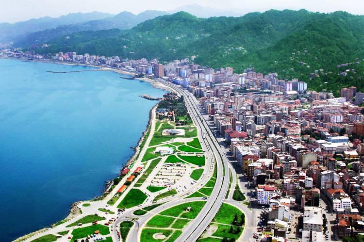<p>Türkiye'yi sarsan depremlerin ardından olası Marmara depremi nedeniyle gözler İstanbul'a çevrilirken, Jeoloji Mühendisi Prof. Dr. Osman Bektaş, deniz tabanından geçen Karadeniz fayının, deprem riski taşıdığına dikkati çekti. Bektaş, "1996'da yayınlanan haritada Trabzon ve Rize'nin deprem tehlikesi, göz ardı ediliyor. İstanbul'da beklerken, Trabzon'da her an bir deprem oluşabilir. Trabzon 'deprem bölgesi değildir' algısı, bugüne kadar herkesin de kabul ettiği sağlıksız yapılaşmaya neden oldu" dedi.<br />
 </p>
