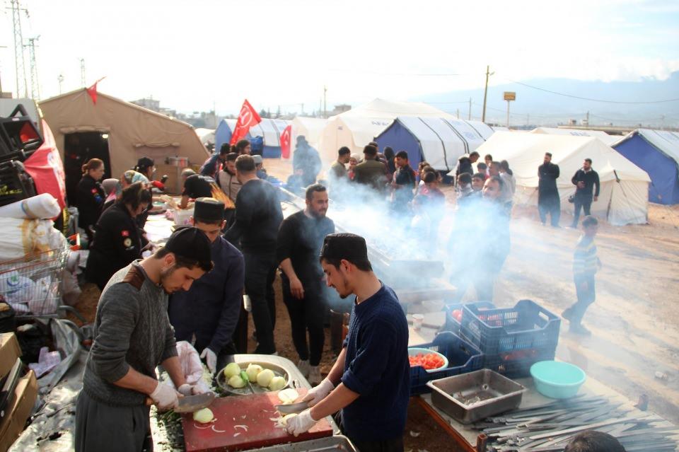 <p>Etkinliğe ev sahipliği yapan İyilik Kuşağı Derneği Yönetim Kurulu Üyesi Mustafa Kul ise depremin ilk gününden beri Hatay’da olduklarını ve ikramlarının aralıksız devam ettiğini bildirdi.<br />
 </p>

