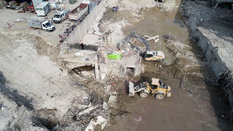 <p>Hareket eden bu plakalar faylarla bölünmüş olup, fayların hareketi sonucu açığa çıkan elastik deformasyon enerjisinin oluşturduğu titreşim hareketlerine deprem adı verilir” diye konuştu.</p>
