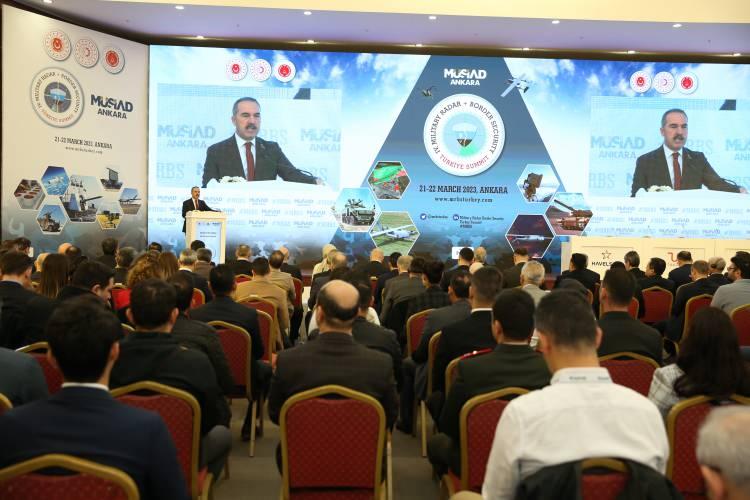 <p><strong>Yerli ve milli güç dağıtım birimi</strong><br />
<br />
</p>
<p>MRBS’de tanıtılan bir diğer yeni ürün de Verte Elektronik’in geliştirdiği Solid State Güç Dağıtım Birimi oldu. Yerli ve milli güç dağıtım birimi, taktik füze fırlatma rampaları, zırhlı araçlar, İHA, askeri hava ve deniz araçlarında elektrik sistemlerindeki gücü akıllı bir şekilde dağıtıyor. </p>