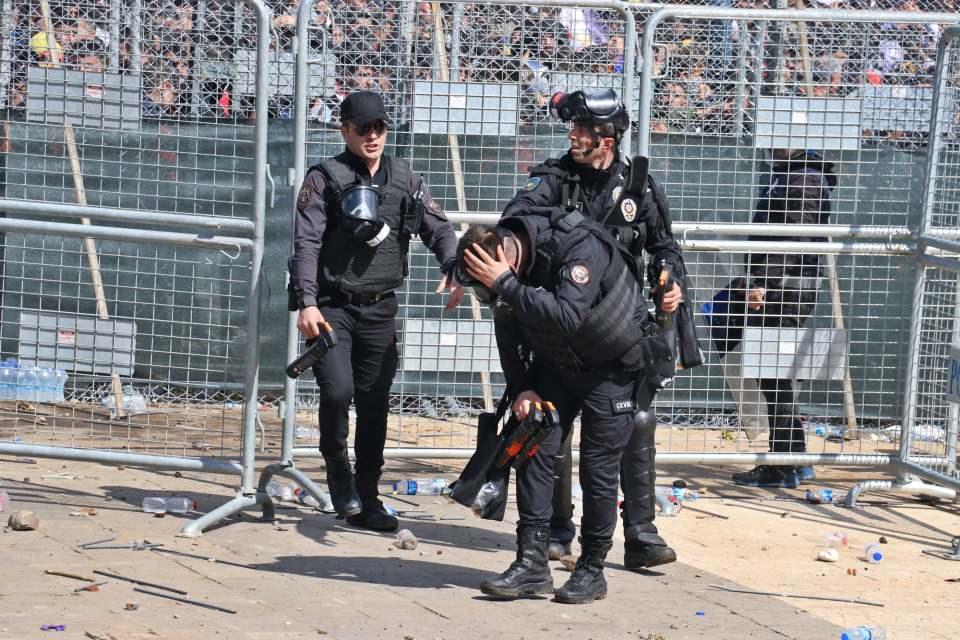 <p>Atılan taşlardan 5 polis yaralanırken, şu ana kadar 19 kişi gözaltına alındı. </p>
