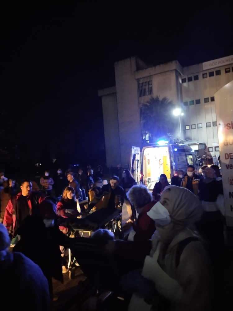 <div>Yangın, itfaiye ekiplerinin yaklaşık 4 saat süren çalışmaları sonucu tamamen söndürüldü. </div>
<div> </div>