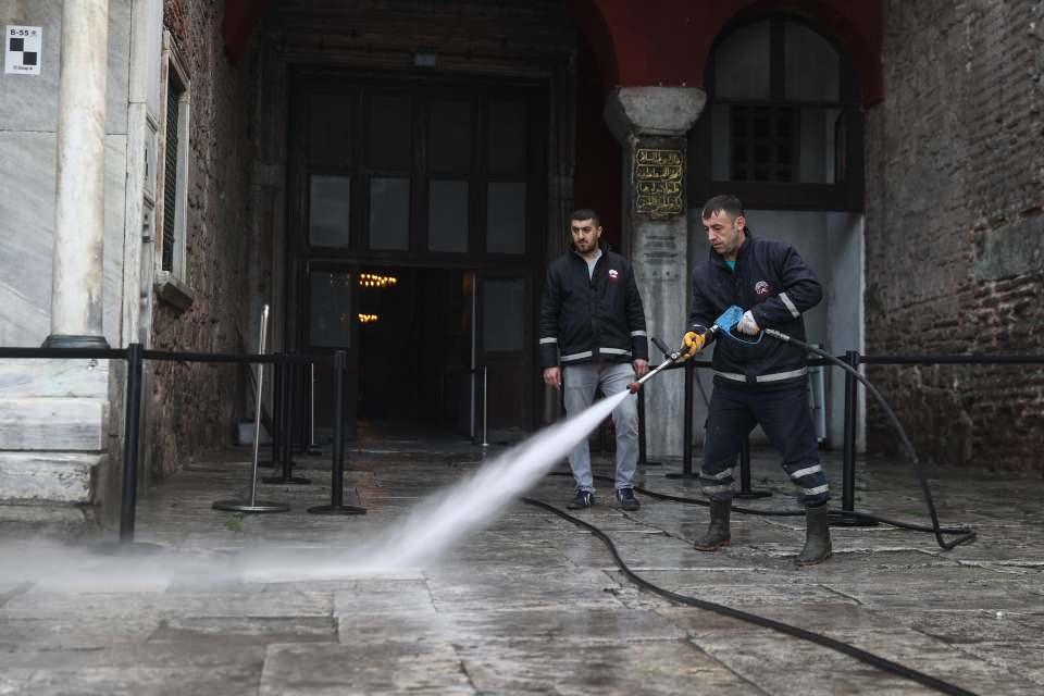 <p>Sıcak suyla avluyu, Ayasofya Meydanı'nı ve şadırvanları da temizliyoruz. Amacımız misafirlerimizin daha hijyenik ortamda ziyaretlerini yapmasını sağlamak." ifadelerini kullandı.</p>
