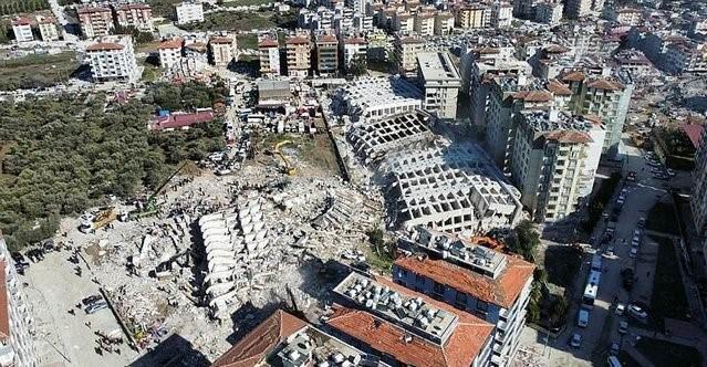 <p>Yapmış olduğumuz bu incelemeler sonucunda gördüğümüz aslında çok basit çok net kavramlar var. Bir, bir kere zemin bir binanın depremde hasar almasını tetikleyen en önemli noktalardan bir tanesi. İki, maalesef 2 bin yılı öncesinde inşa edilmiş bu yapıların bir çoğu burada malzeme kalitesinin oldukça düşük olduğu, şu anda yönetmenliğin izin verdiği değerlerin yaklaşık yarısından dahi düşük beton kalitesine sahip olduğunu gördük. Üçüncüsü, demirler dediğimiz donatıların da yeterli akma dayanımlarına sahip olmadığını özellikle binaların alt katlarında fazla kat yüksekliğine sahip olan dükkân katları ki bu çok önemli binaların yıkılmasında özellikle Nurdağ bölgesinde çok önemli olduğunu ve çok büyük etken oluşturduğunu gördük.</p>
