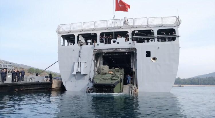 <p>Zırhlı amfibi hücum araçları, çıkarma operasyonlarında hem birliklerin kıyıya güvenli şekilde çıkartılmasını sağlıyor hem de karaya çıktıktan sonra bir zırhlı muharebe aracı ya da zırhlı personel taşıyıcı gibi görev yapabiliyor.</p>
