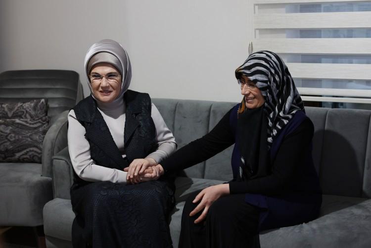 <p>Emine Erdoğan, Kahramanmaraşlı olan ancak Malatya'da yaşayan ve Kahramanmaraş merkezli depremlerde evleri yıkıldığı için Ankara'nın Altındağ ilçesine yerleşen Gönen ailesini ziyaret etti.</p>

<p> </p>
