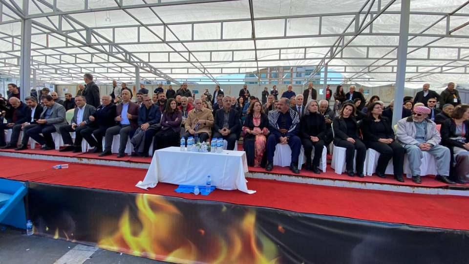 <p>Nevruz alanı helikopterle havadan izlenirken, çevrede yoğun güvenlik önlemleri alındı. Programa, HDP Eş Genel Başkanı Mithat Sancar, DTK Eş Başkanı Berdan Öztürk, DBP Eş Genel Başkanı Salihe Aydeniz, Yeşil Sol Parti Eş Sözcüsü Çiğdem Kılıçgün Uçar, Eski Mardin Büyükşehir Belediye Başkanı Ahmet Türk, CHP İstanbul Milletvekili Sezgin Tanrıkulu, HDP eski Eş Genel Başkanı Selahattin Demirtaş'ın eşi Başak Demirtaş ve bazı sivil toplum kuruluşlarının temsilcileri katıldı. Sahnede Türkçe ve Kürtçe konuşmalar yapıldı.</p>