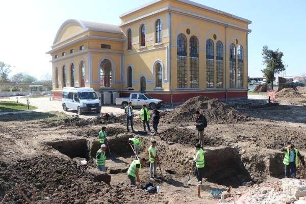 <p>Edirne'de devam eden Halkalı- Kapıkule Hızlı Tren projesi çalışmaları sırasında, Türk Kültürü El Sanatları Üretim ve Geliştirme Merkezi’nin bahçesinde Osmanlı dönemine ait mezarlar bulundu.</p>

