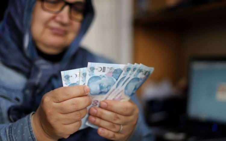 <p>Bayram ikramiyelerinin 2021 yılında yüzde 10 artırılarak 1100 liraya yükseltildiğini anımsatan Ergün, şöyle konuştu:</p>
<p>"Derneğimizin Araştırma Merkezinin yaptığı çalışmaya göre, 2018 yılında 2 bin 20 lira olan asgari ücretin yarısına gelen bayram ikramiyesi günümüzde 8 bin 506 lira olan asgari ücretin yüzde 12,93'üne denk geliyor. Görüleceği gibi asgari ücret üzerinden kıyaslama yaparsak, 2018'deki oranı dikkate aldığımızda 8 bin 506 liranın yarısı bayram ikramiyesi olarak belirlenseydi bugünkü tutar 4 bin 253 lira olacaktı."</p>