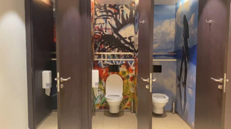 <p>Florya'da bir alışveriş merkezinde Avrupa'da 200 şubesi bulunan Hollandalı bir şirket tarafından, 6 yıl önce açıldığında 1,5 lira olan VIP tuvaletin yeni ücreti 25 lira oldu. "Evdekinden daha temiz tuvalet' diyerek yola çıktıklarını ifade eden İşletmeci Sacettin Gür, yüksek ücretin kullanılan lüks ürünlerden kaynaklandığını belirtti. Alışveriş merkezi çalışanlarının da VİP tuvaleti aylık 400 lira abonelik ücreti ödeyerek kullanabildiği belirtildi. AVM'deki birçok ücretsiz tuvalete rağmen 25 lira verip burayı kullananların olması dikkat çekiyor.</p>
