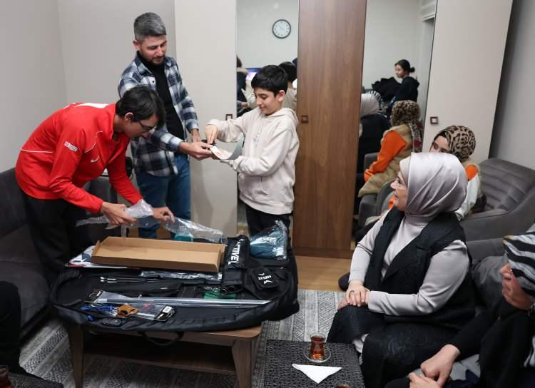 <p>Mete Gazoz, minik hayranını kapıda Olimpiyat Şampiyonluğu sırasında yaptığı hareketle selamladı. Daha sonra birçok spor dalına ve okçuluğa merakı olan hayranıyla bir süre sohbet eden Gazoz, depremzede hayranına ok hediye etti.</p>

<p> </p>
