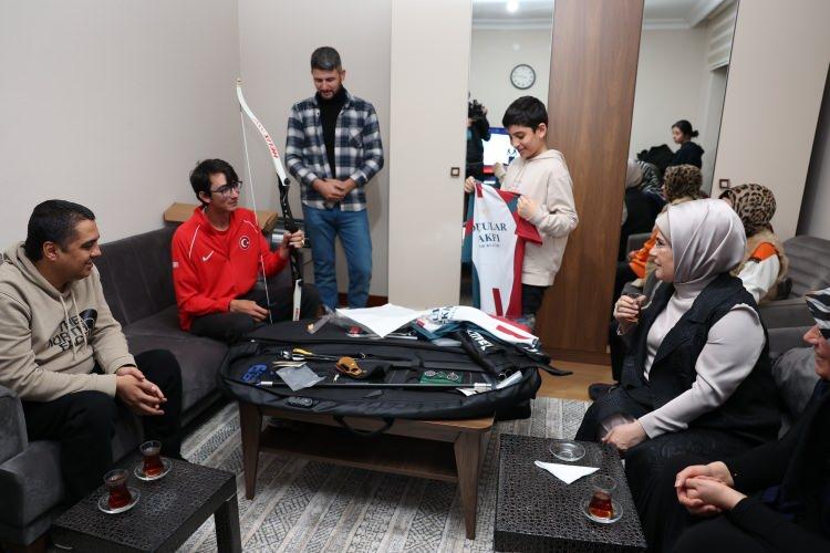 <p><strong>- "İçten misafirperverlikleri için Gönen ailesine teşekkür ediyorum"</strong></p>

<p>Emine Erdoğan, ziyaretin ardından sosyal medya hesabından ziyarete ilişkin görselleri paylaşarak, şunları kaydetti:</p>

<p>"Ankara'da depremzede Gönen ailemizin iftar sofrasına konuk oldum. Evin neşesi güzel yavrularımızla vakit geçirmekten mutluluk duydum. Milli okçumuz Mete Gazoz'un hayranı olduğunu öğrendiğimiz Süleyman'a küçük de bir sürprizimiz oldu. Mete abisi gibi Süleyman'ın da çok başarılı olacağına inanıyor, içten misafirperverlikleri için Gönen ailesine teşekkür ediyorum. İnanıyorum ki, yüreklerimizdeki yangını gönül sofralarında buluşarak, birbirimize kenetlenerek söndüreceğiz."</p>

<p> </p>
