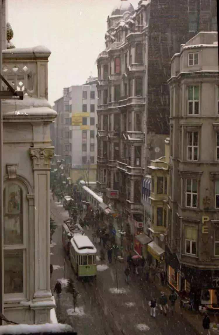 <p>İstiklal caddesi. İstanbul 1998</p>

<p> </p>
