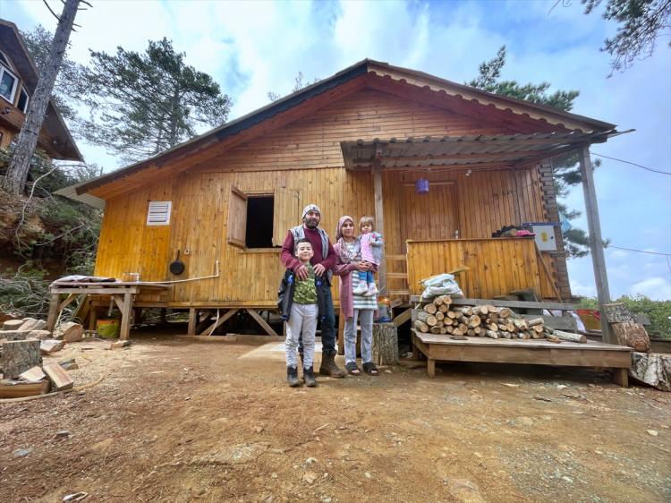 <p>Osmaniye'de, Kahramanmaraş merkezli depremler sonrası oluşan tedirginlik nedeniyle ikametlerine giremeyen bazı vatandaşlar, yayla evlerinde yaşamlarını sürdürüyor.</p>

<p> </p>

