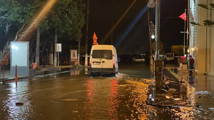 <p>Hatay’ın İskenderun ilçesinde deniz seviyesinin yükselmesi sonucu bazı caddeler su altında kaldı.</p>

