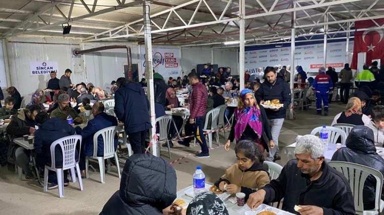 <p>Adıyaman’ın kent merkezinde kurulan çadırlarda sahur saatinde bir araya gelen depremzedeler burada sahur yaptı. Vatandaşlar yaptıkları sahur sonrası Ramazan'ın ilk orucunu tutmaya başladılar.</p>

<p> </p>
