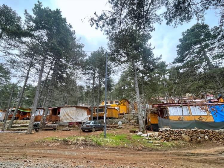 <p>Depremde evlerinin duvar ve kolonlarında çatlaklar oluştuğuna işaret eden Vural, "Eve giremiyoruz. Herhangi bir aksilik olmazsa buradayız, bir yere gitmiyoruz. Aşağı inmeyi düşünmüyorum. Burada daha güvendeyiz. Yani çoluk çocuk hep beraber buradayız." dedi.</p>

<p> </p>
