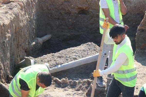 <p>İncelemede, mezarların Osmanlı dönemine ait olduğu belirlendi. İlk etapta 6 mezarın taşının çıkarıldığı bölgede, müze ekipleri tarafından kurtarma çalışması başlatıldı.</p>
