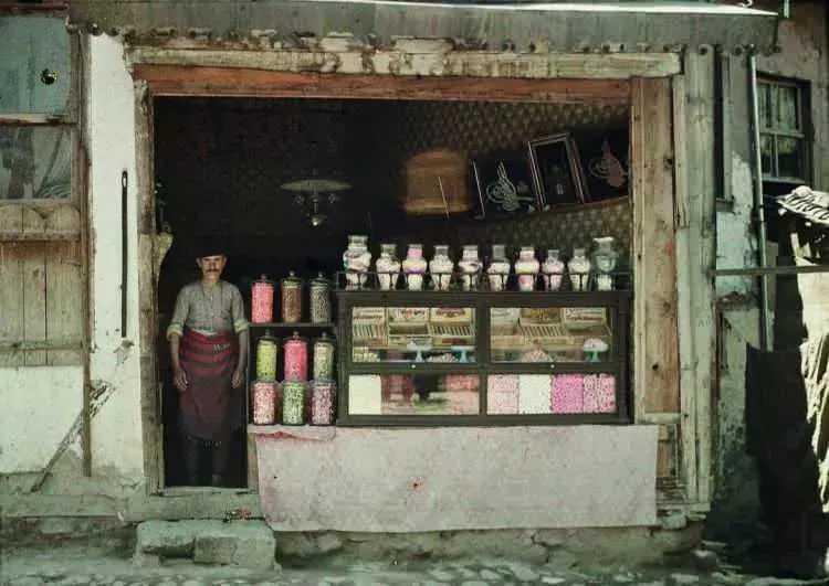 <p>Rengarenk topitop şekerci dükkanı. Bursa 1913</p>