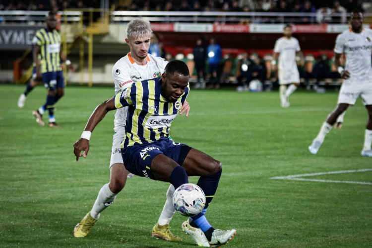 <p>"Konya ve Galatasaray maçında rakip takımın kırmızı kart görmesi lazımdı. Bugün de Osayi Samuel'in görmesi lazımdı. Fenerbahçe'nin açıklaması da ofsayt çizgisinden dolayı olduğunu düşünüyorum. Alanya'nın golünde ofsayt pozisyonunu net bir şekilde önümüze attılar. Ama Rossi'nin attığı golü aynı şekilde göremedik. Anlamam için doğru yerden çizilmeli. Daha önce Alanyaspor'un maçlarında o kalede daha iyi çizgi çizilmiş."</p>
