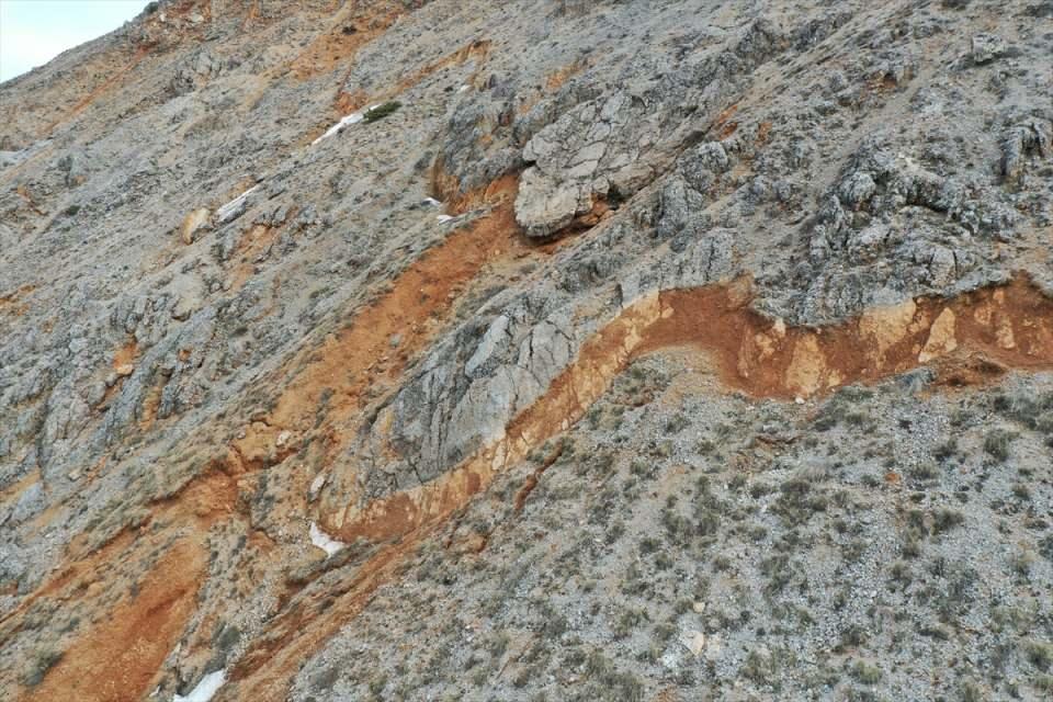 <p>Deprem anında dağlardan gürültü geldiğini belirten Günay, "Çatıların yıkılması ve dağlardan ses geldiğini duyduk ve sabah uyandığımızda dağların yarıldığını gördük. Dağların bazı yerlerinde çökme bazı yerlerinde de yükselme var. Dağlarda kilometrelerce uzunlukta çatlaklar ve yarılmalar oluştu. Dağlardaki yarıklar ilçe merkezinden çok rahat görülüyor." diye konuştu.</p>

<p> </p>
