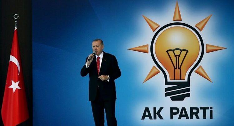 <p>Şunu çok rahat söyleyebilirim. AK Parti'nin oyu bir önceki oy oranından daha az olmayacak gibi duruyor. 2018'de aldığı oyun altına düşmeyeceğini iddia ediyorum. En son Mustafa Şen'in anketinde yüzde 41 çıktığını gördük. Bugün yüzde 41'e çıkması demek seçime kadar birkaç puan daha üstüne koyacağı anlamına geliyor ve hep böyledir bu. Seçime doğru az süre kala kararsızların sayısı azalmaya başladığında AK Parti ve Recep Tayyip Erdoğan'a teveccüh artar. Anketlerde yüzde 37, 39, 40'ları gördük. Şimdi 41 ve 42'yi konuşuyoruz.</p>