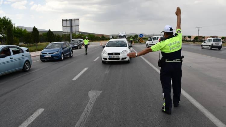 <p>Mahkeme süreci devam ediyorsa</p>

<p> </p>

<p>Bir başka örnekte ise bir sürücünün kesilen cezaya itiraz için mahkemeye başvurduğu ve yasa çıktığında mahkemenin devam ettiğine dikkat çekiliyor. Buna göre; 8 Eylül 2021 tarihinde 2 bin 698 lira ceza alan kişi, 1 hafta sonra dava açmış. Davası halen sürerken bu yapılandırma düzenlemesi devreye girmiş. Bu kişi 31 Mayıs 2023 tarihine kadar davadan vazgeçer ve konudaki dilekçeyi ilgili emniyet birimine verirse yapılandırmadan yararlanacak.</p>
