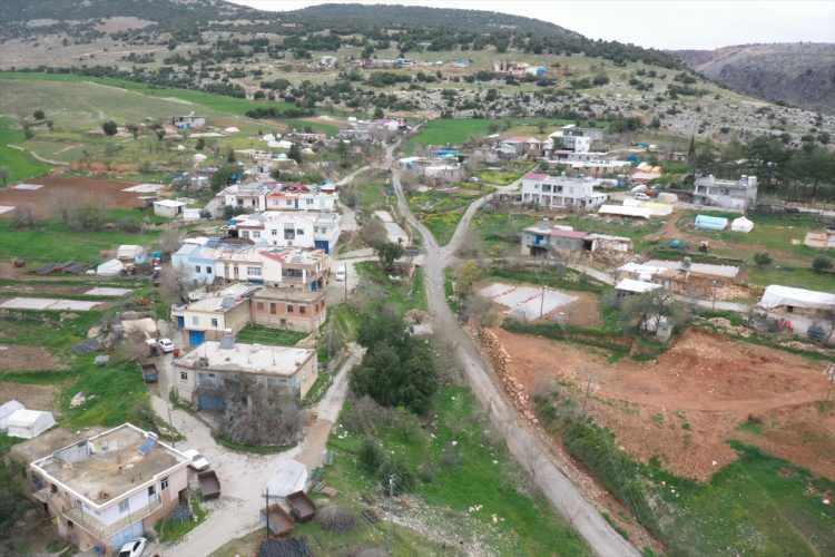 <p>Depremlerin en çok yıkıma yol açtığı illerden biri olan Adıyaman'da, kent merkezine 18 kilometre uzaklıktaki Girik köyündeki evler de hasar gördü.</p>
