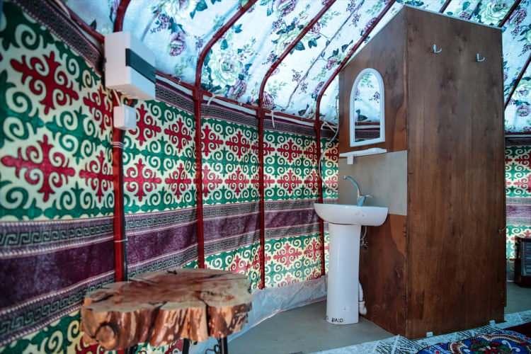 <p>Yeni Mahalle'de belirlenen alana kurulan 88 Kırgız çadırında depremzedelerin rahat etmesi için bütün detaylar düşünüldü. Çadırların içerisine ısıtıcı, lavabo ve duş kabini de konuldu.</p>

<p> </p>
