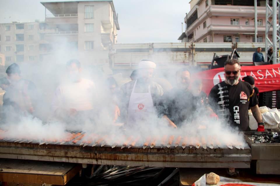 <p>Gaziantep, Adıyaman, Kahramanmaraş ve Hatay’da tüm şeflerin sahada olduğunu belirten Davşan, “Gönüllü olarak buradayız, vatandaşlarımızın yaralarına bir nebze merhem olabiliyorsak ne mutlu bize. Her hafta 5 bin kişilik ikram yapıyoruz. Farklı bir menü olsun istedik, Hasan Usta’dan Allah razı olsun bize bu imkanı sağladıkları için” dedi.<br />
 </p>
