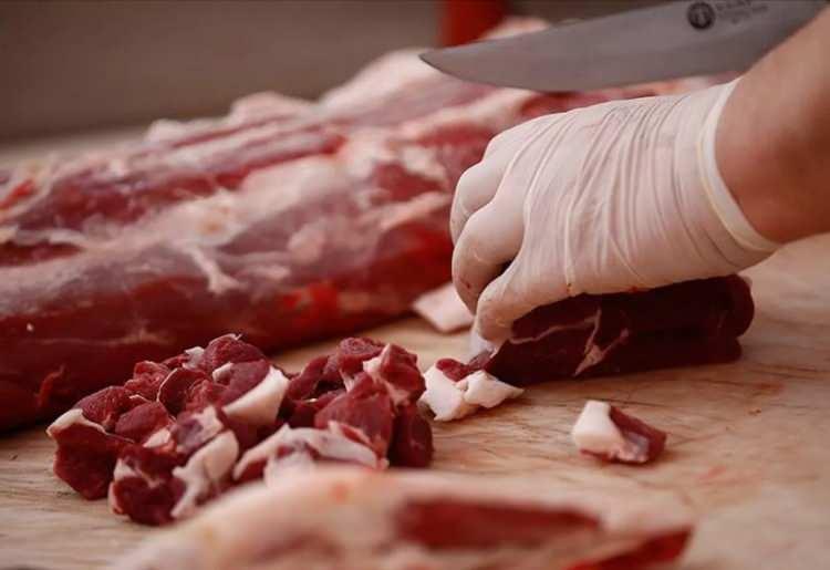 <p>İstanbul özelinde de tedbirler alan ESK, kentte kasap esnafına 72 bin kilogram, sanayiye 100 bin kilogram ve perakende zincir marketlere de 76 bin kilogram karkas et tedarik etti. Ayrıca, İstanbul PERDER ile de ortak bir çalışma yapan ESK, ramazan boyunca söz konusu üye market zincirlerine karkas et verecek.</p>