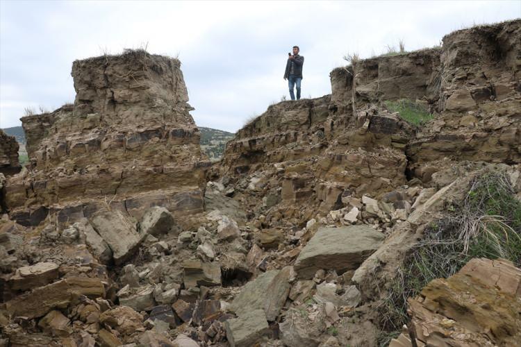 <p>sonrasında tarım arazilerinde yaklaşık 4 metre derinliğinde yarıklar oluştuğunu kaydetti.</p>
