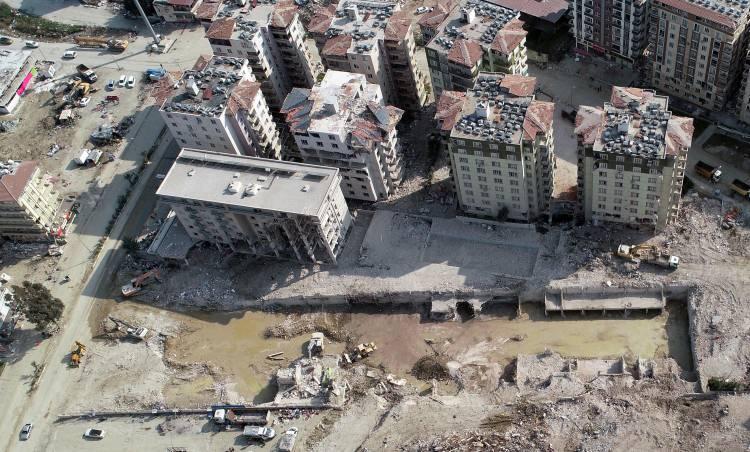 <p>Binalarımızın eğer bu dükkan katlarını yapmaz ve binalarımız tabandan sonra bir konsol mantar şeklinde büyümez ise bu sefer asmolen düşeme dediğimiz ki; binanın depremde yıkılmasının en büyük nedenlerinden bir tanesi bunu yapmak zorunda kalmayıp binamızı plak döşeme haline getirebiliriz. Bunun haricinde 2018 Türkiye bina deprem yönetmenliğine göre inşa edilmiş tabanından yukarıya doğru konsol olmadan çıkan yeterli beton kalitesine sahip ve yeterli işçiliği görmüş binalarımızın depremde hasar almadığını gördük” dedi.</p>