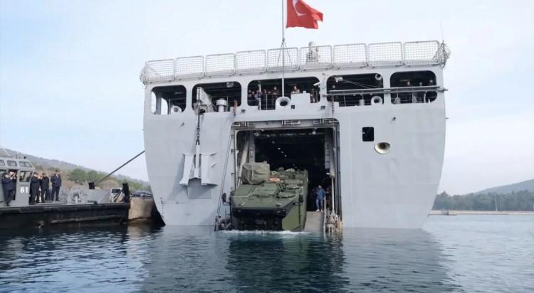 <p>Harekatın çıkarma safhasında araçlar, kıyıya yanaşan havuzlu çıkarma gemilerinden denize iniyor ve aradaki birkaç kilometrelik mesafeyi, yüksek süratle kat ederek, birliklerin, koruma altında, en kısa zamanda karaya çıkmasını sağlıyor. Karada ise diğer zırhlı araçlarla yan yana görev icra edebiliyor.</p>

<p> </p>
