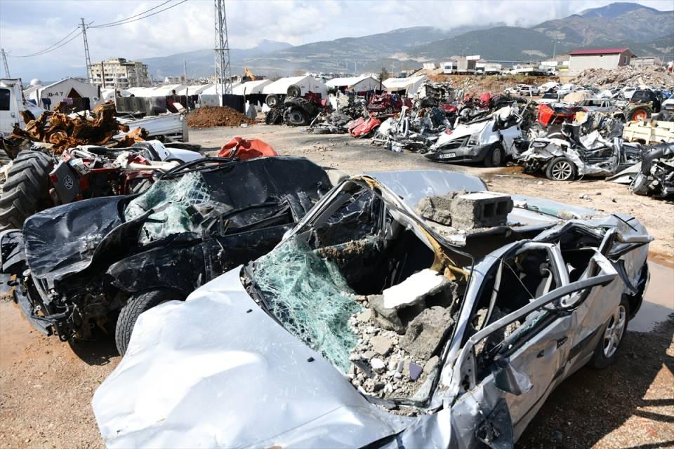 <p>Otoparkta, aralarında kamyonet ve traktörlerin de bulunduğu hurdaya dönmüş araçların sahiplerinin belirlenebilmesi için çalışma yapılıyor. Otoparka gelen depremzedelere, tespit işlemlerinin ardından araçları teslim ediliyor.</p>

<p> </p>

