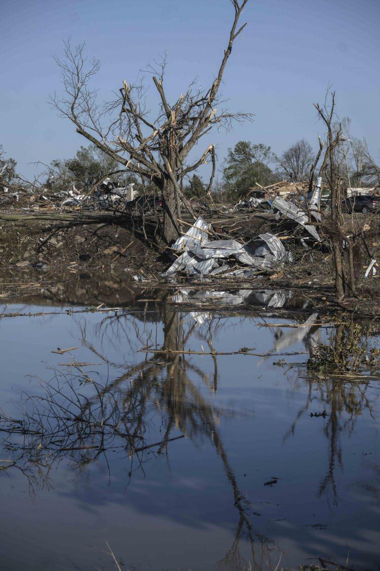 <p>Meteorologlar, güneydeki şiddetli hava koşullarının mart, nisan ve mayıs aylarında zirveye ulaştığını söylerken, elektrik kesintilerini raporlayan Powerotuges.us sitesi, Mississippi ve bölge eyaletlerde yüz binlerce müşterinin hortum nedeniyle elektriksiz kaldığı bilgisini paylaştı.</p>
