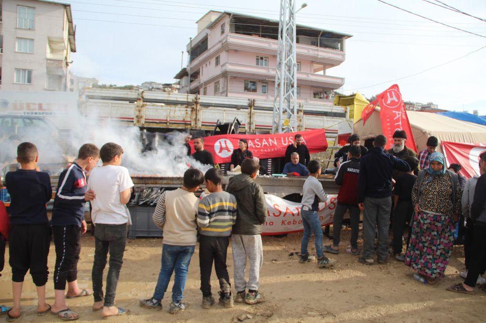 <p>Son 15 gündür Narlıca Çadırkenti’nde hizmet verdiklerini ifade eden Kul, “Hayırseverlerimizi davet ederek, depremzede kardeşlerimize değişik menü çıkartmaya gayret ediyoruz” dedi.<br />
 </p>

