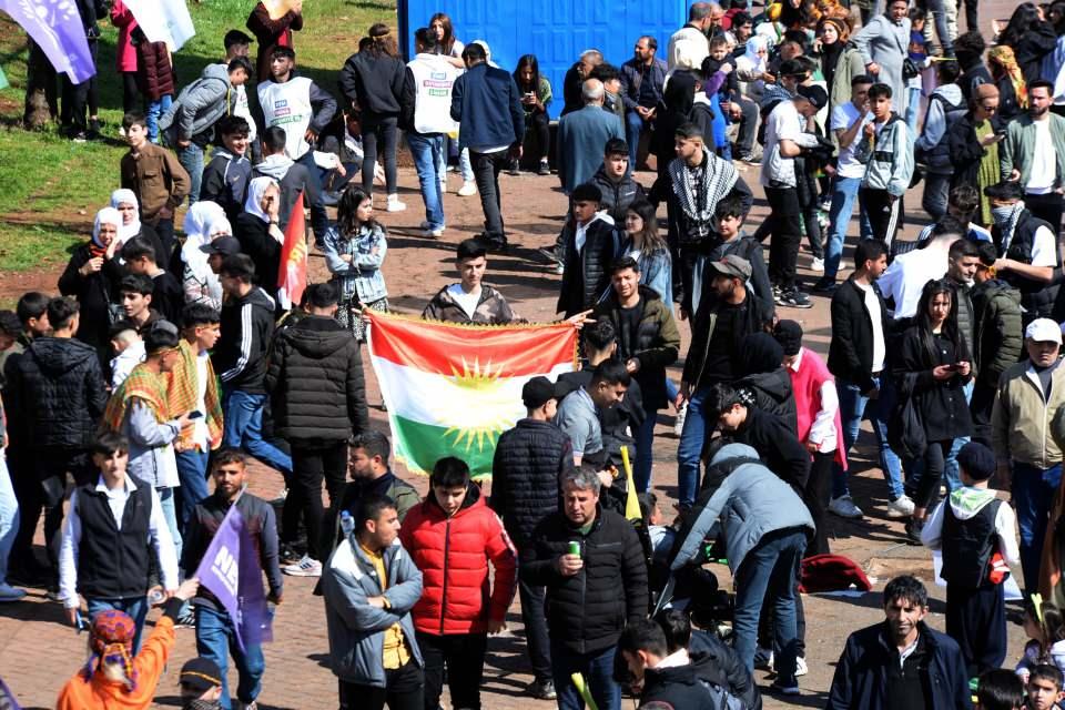 <p>HDP öncülüğünde Bağlar ilçesinde gerçekleştirilen nevruz etkinliği sabah saatlerinde başladı. 5 kilometrelik alanda 3 aşamalı bariyer ve güvenlik kapısı kuruldu. </p>
<p> </p>
